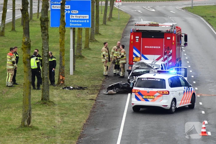 Automobilist raakt van de weg en crasht tegen boom