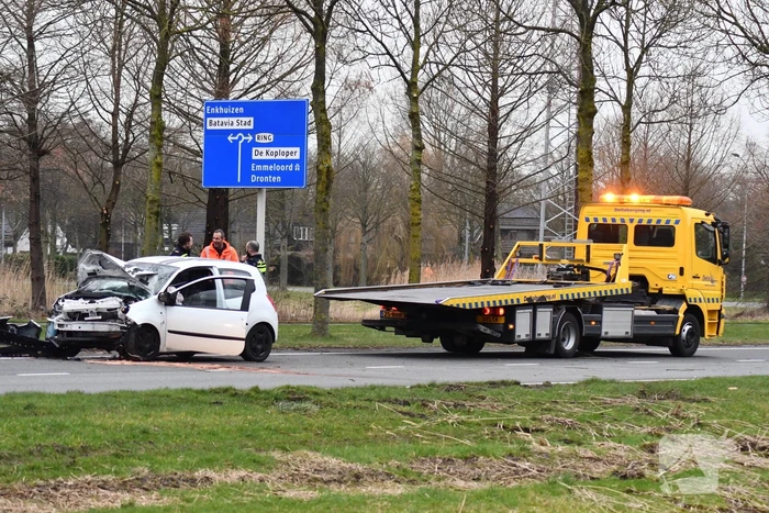 Automobilist raakt van de weg en crasht tegen boom