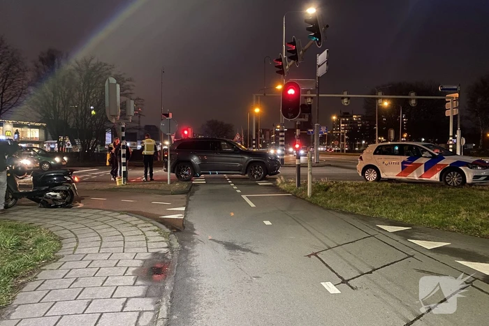 Scooter flink beschadigd na botsing met Jeep