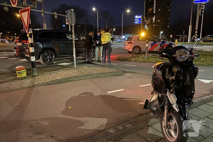 Scooter flink beschadigd na botsing met Jeep
