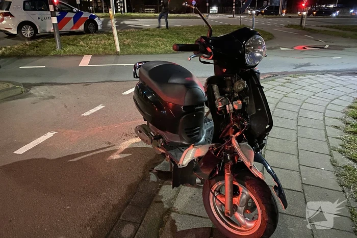 Scooter flink beschadigd na botsing met Jeep