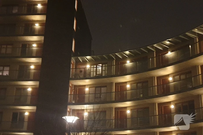 Brandweer verricht metingen in flat na co-melding