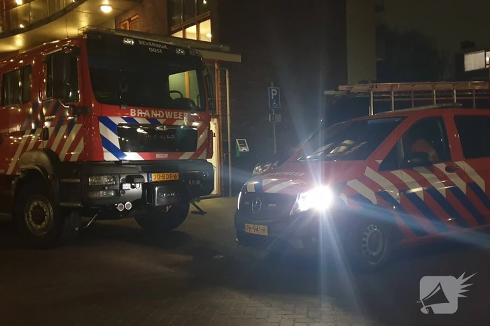Brandweer verricht metingen in flat na co-melding