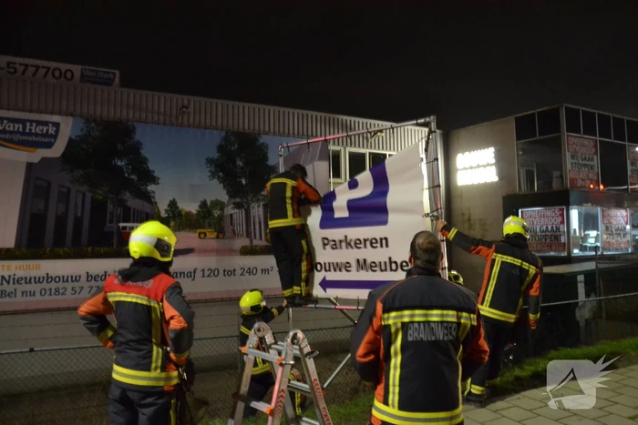 Reclamedoek dreigt los te waaien