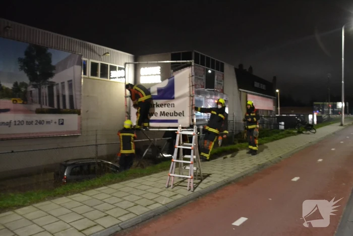 Reclamedoek dreigt los te waaien