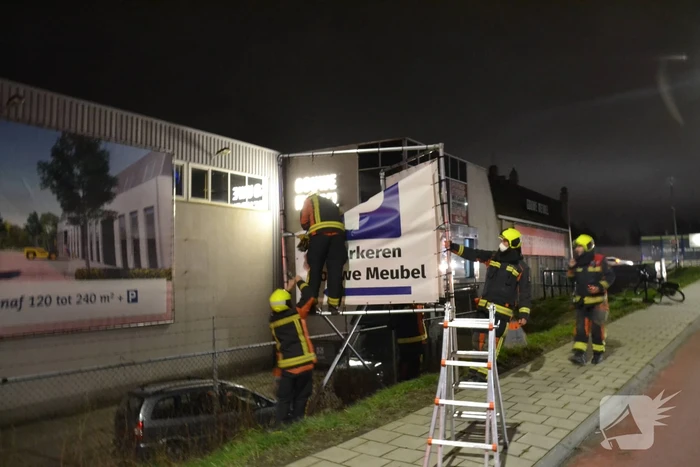 Reclamedoek dreigt los te waaien