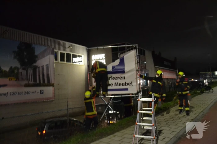 Reclamedoek dreigt los te waaien