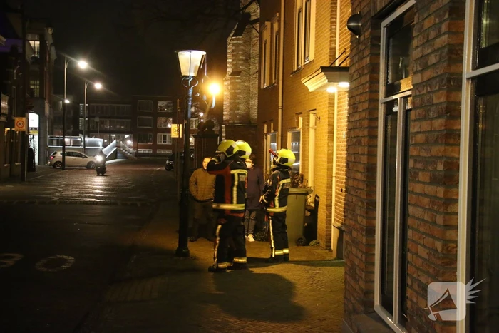 Brandweer haalt losse kap van lantaarnpaal