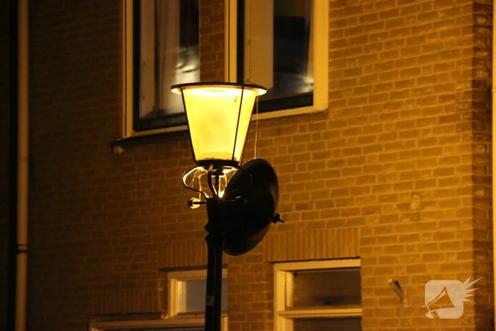 Brandweer haalt losse kap van lantaarnpaal