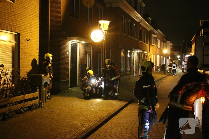 Brandweer haalt losse kap van lantaarnpaal
