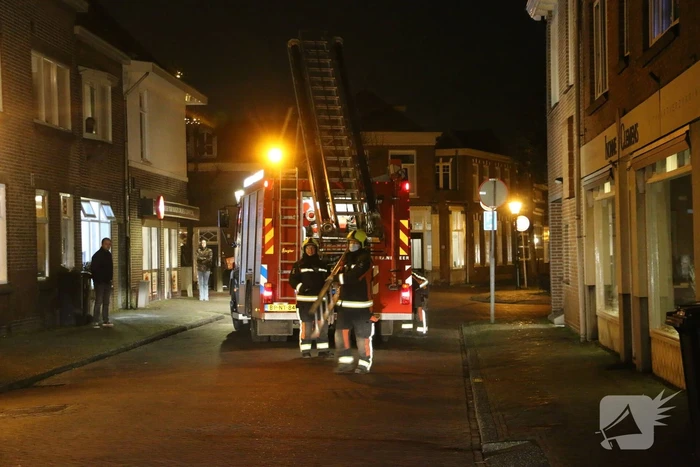 Brandweer haalt losse kap van lantaarnpaal