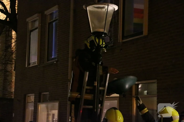 Brandweer haalt losse kap van lantaarnpaal