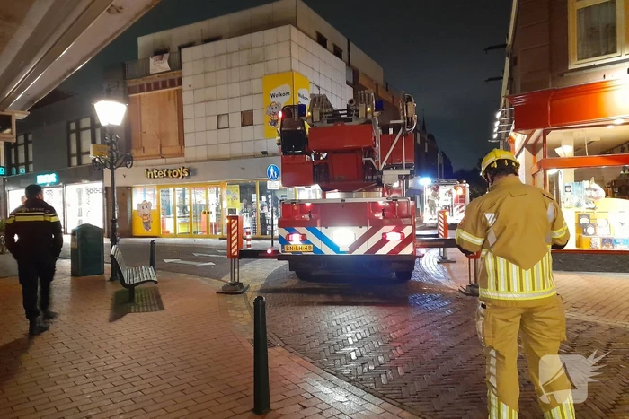 Lichtkoepel waait van dak en belandt in Kruidvat