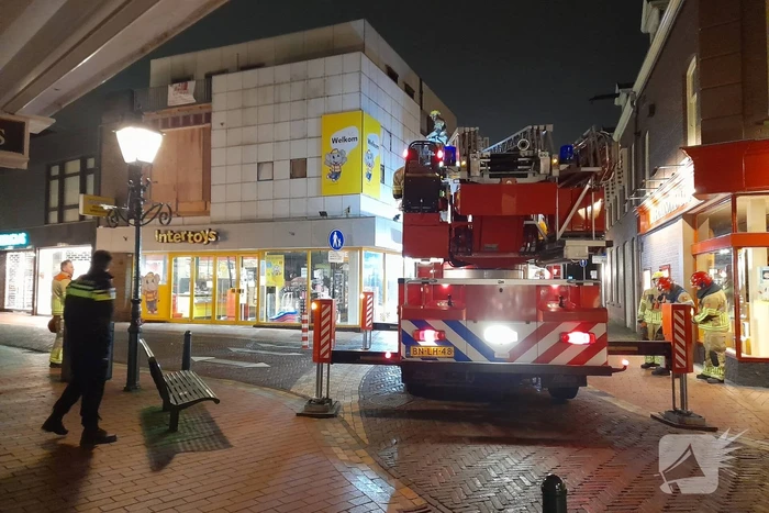 Lichtkoepel waait van dak en belandt in Kruidvat