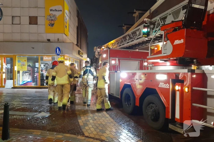 Lichtkoepel waait van dak en belandt in Kruidvat