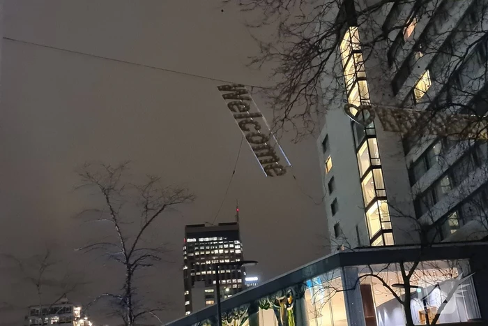 Bord dreigt op weg te vallen