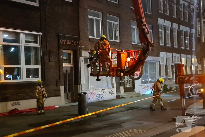 Brandweer haalt loshangend zonnescherm weg