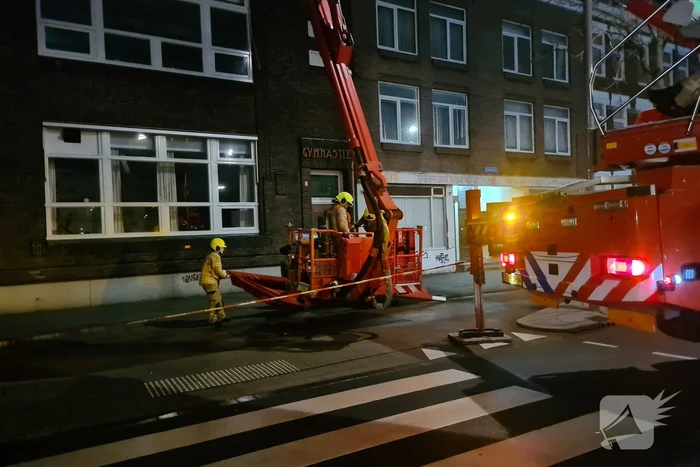 Brandweer haalt loshangend zonnescherm weg