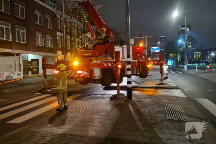 Brandweer haalt loshangend zonnescherm weg
