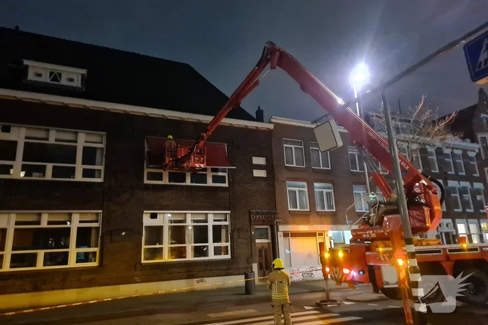 Brandweer haalt loshangend zonnescherm weg