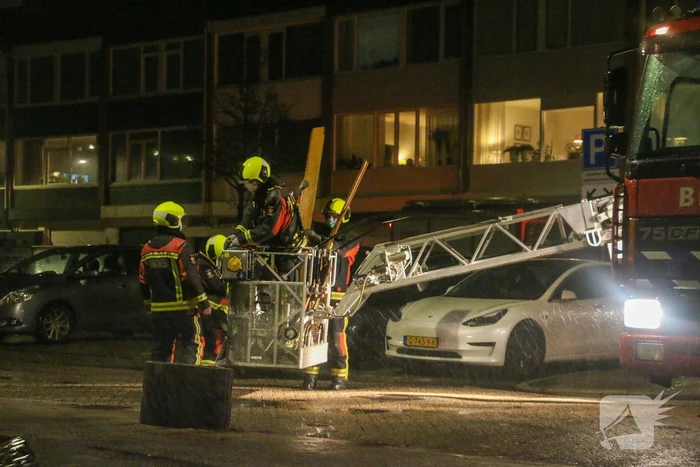 Planken waaien van dak af
