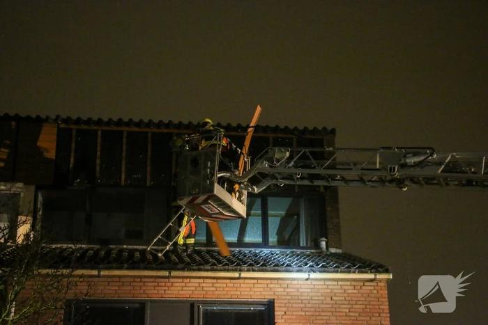 Planken waaien van dak af