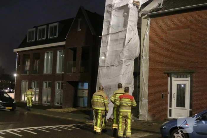 Brandweer stelt omgewaaide steiger veilig