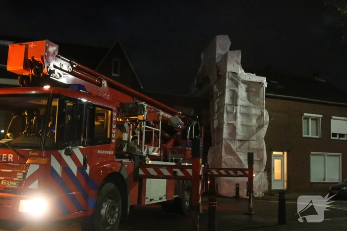 Brandweer stelt omgewaaide steiger veilig