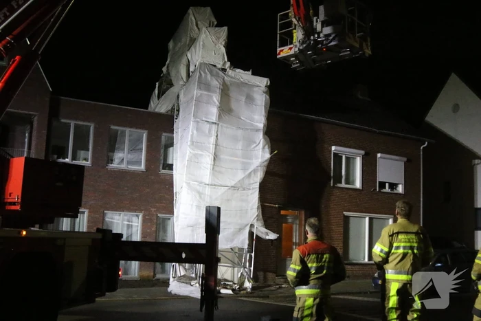 Brandweer stelt omgewaaide steiger veilig