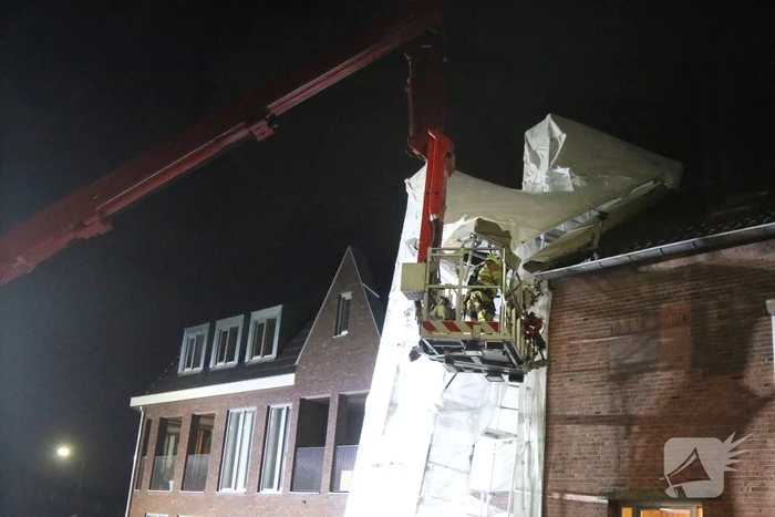 Brandweer stelt omgewaaide steiger veilig