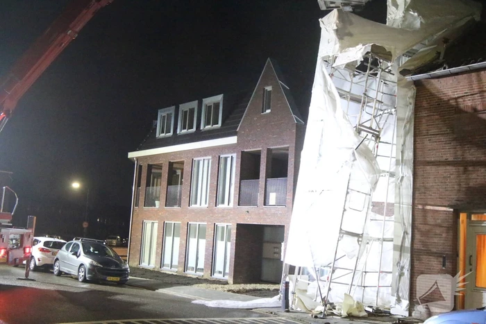 Brandweer stelt omgewaaide steiger veilig