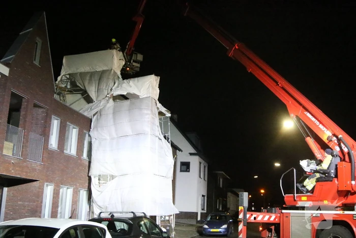 Brandweer stelt omgewaaide steiger veilig