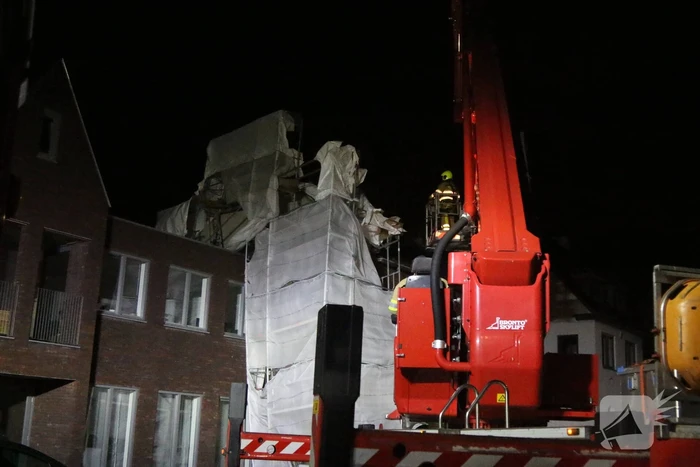 Brandweer stelt omgewaaide steiger veilig