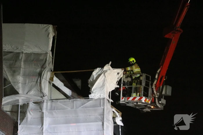 Brandweer stelt omgewaaide steiger veilig
