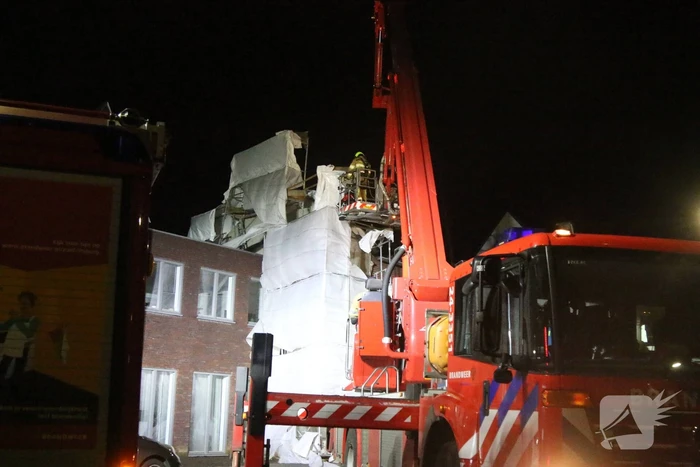 Brandweer stelt omgewaaide steiger veilig