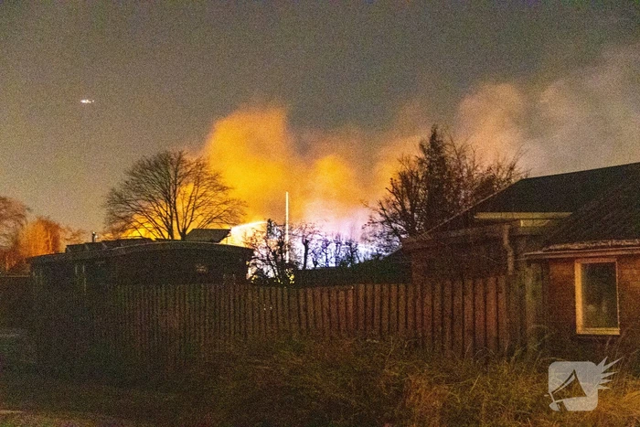 Flinke vlammen bij brand in gebouw