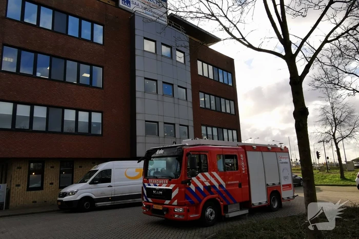 Bedrijfsbord waait los van kantoorpand