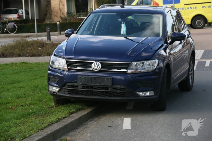 Fietser en auto in botsing