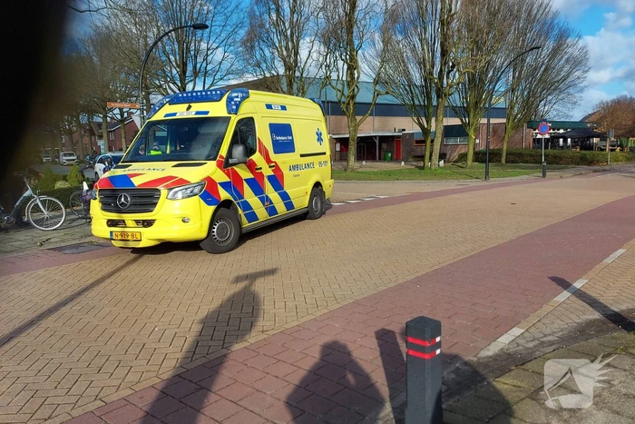 Fietser en auto in botsing