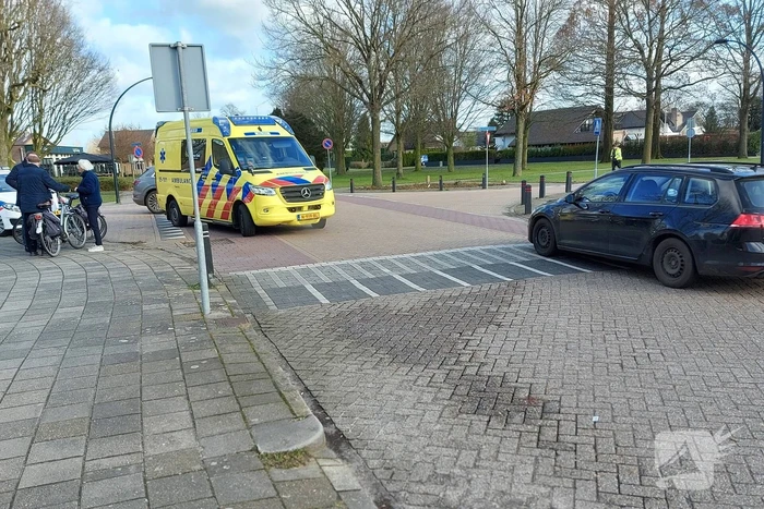 Fietser en auto in botsing