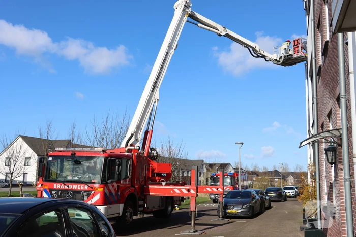 Brandweer slijpt daklijst weg na storm