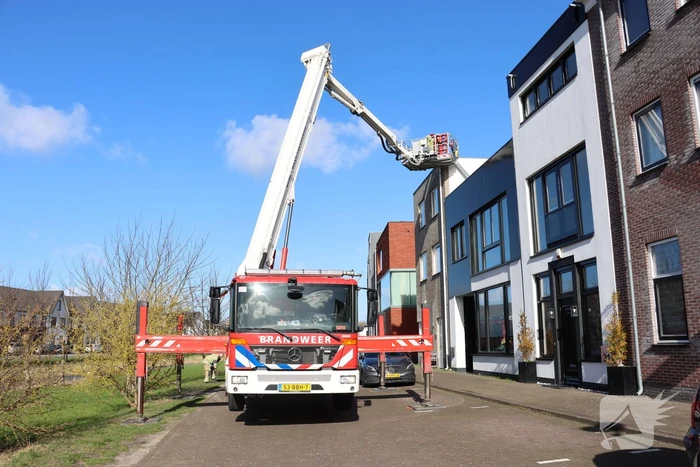 Brandweer slijpt daklijst weg na storm