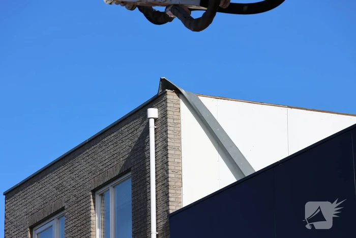 Brandweer slijpt daklijst weg na storm