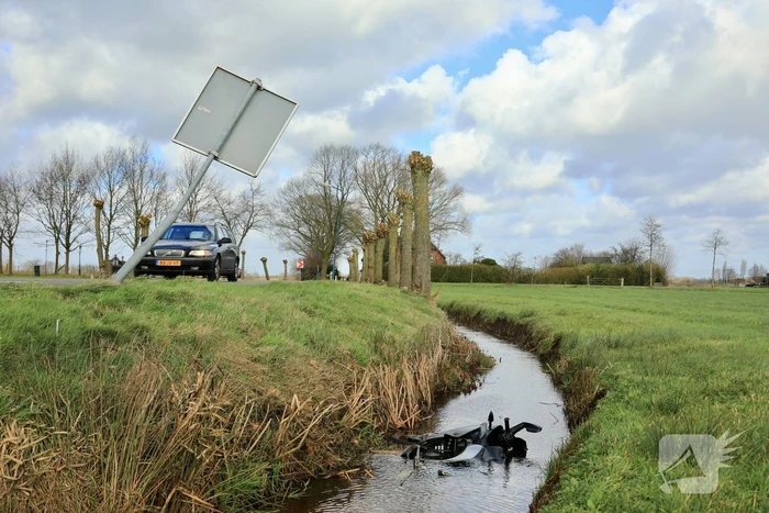 Brommerrijder rijdt rechtdoor de sloot in