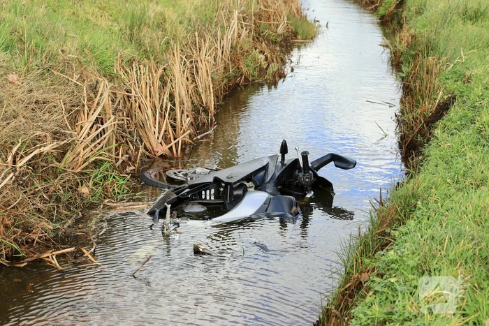 Brommerrijder rijdt rechtdoor de sloot in