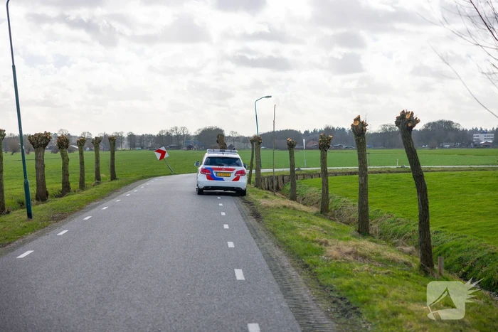 Brommerrijder rijdt rechtdoor de sloot in