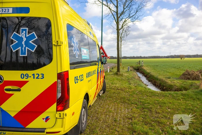 Brommerrijder rijdt rechtdoor de sloot in