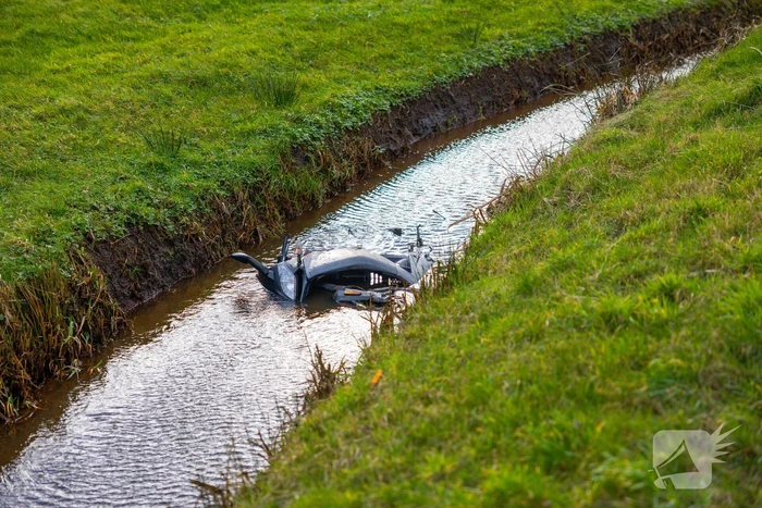 Brommerrijder rijdt rechtdoor de sloot in