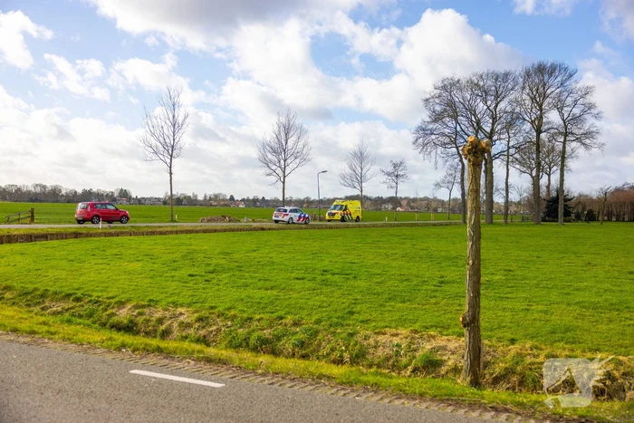 Brommerrijder rijdt rechtdoor de sloot in