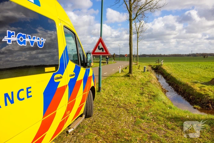 Brommerrijder rijdt rechtdoor de sloot in